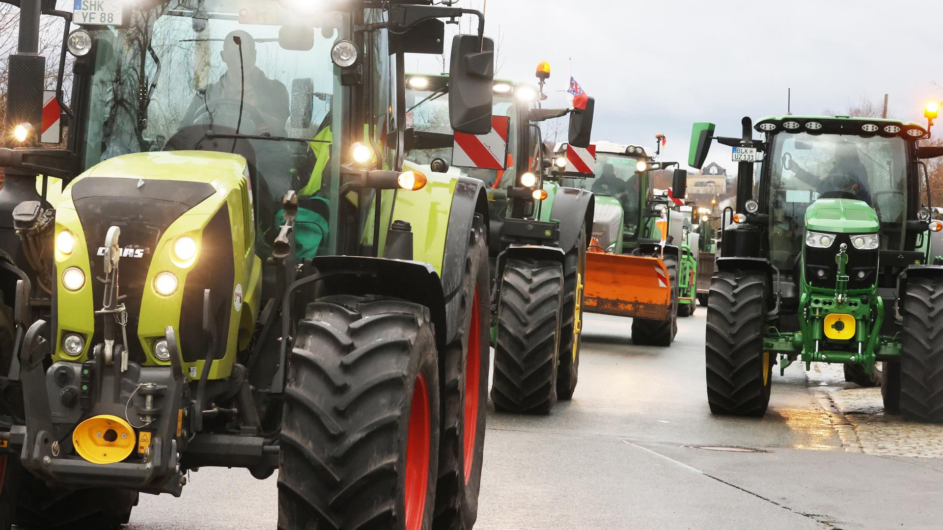 Landwirte fahren mit ihren Traktoren durch die Stadt. Mit der Aktion wollen die Landwirte gegen die derzeitige Agrarpolitik der Bundesregierung demonstrieren.