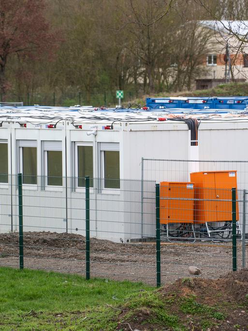Umzäuntes Containerdorf für Geflüchtete in Uphal in Mecklenburg-Vorpommern