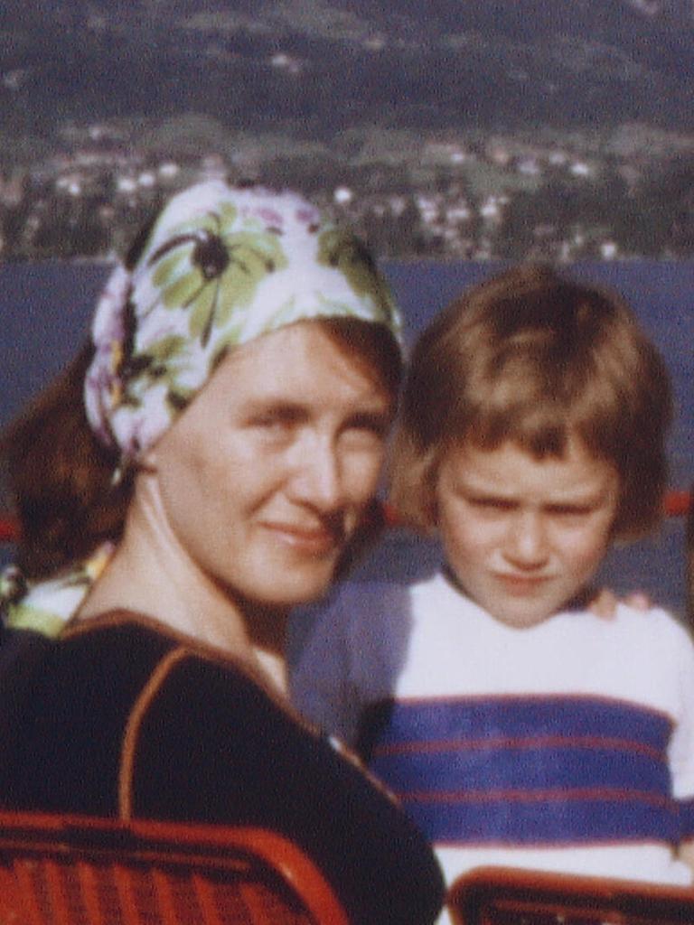 Alte Aufnahme von Annie Ernaux, die als junge Frau ein geblümtes Kopftuch trägt und mit zwei Kindern auf dem Oberdeck eines Ausflugsdampfers sitzt.