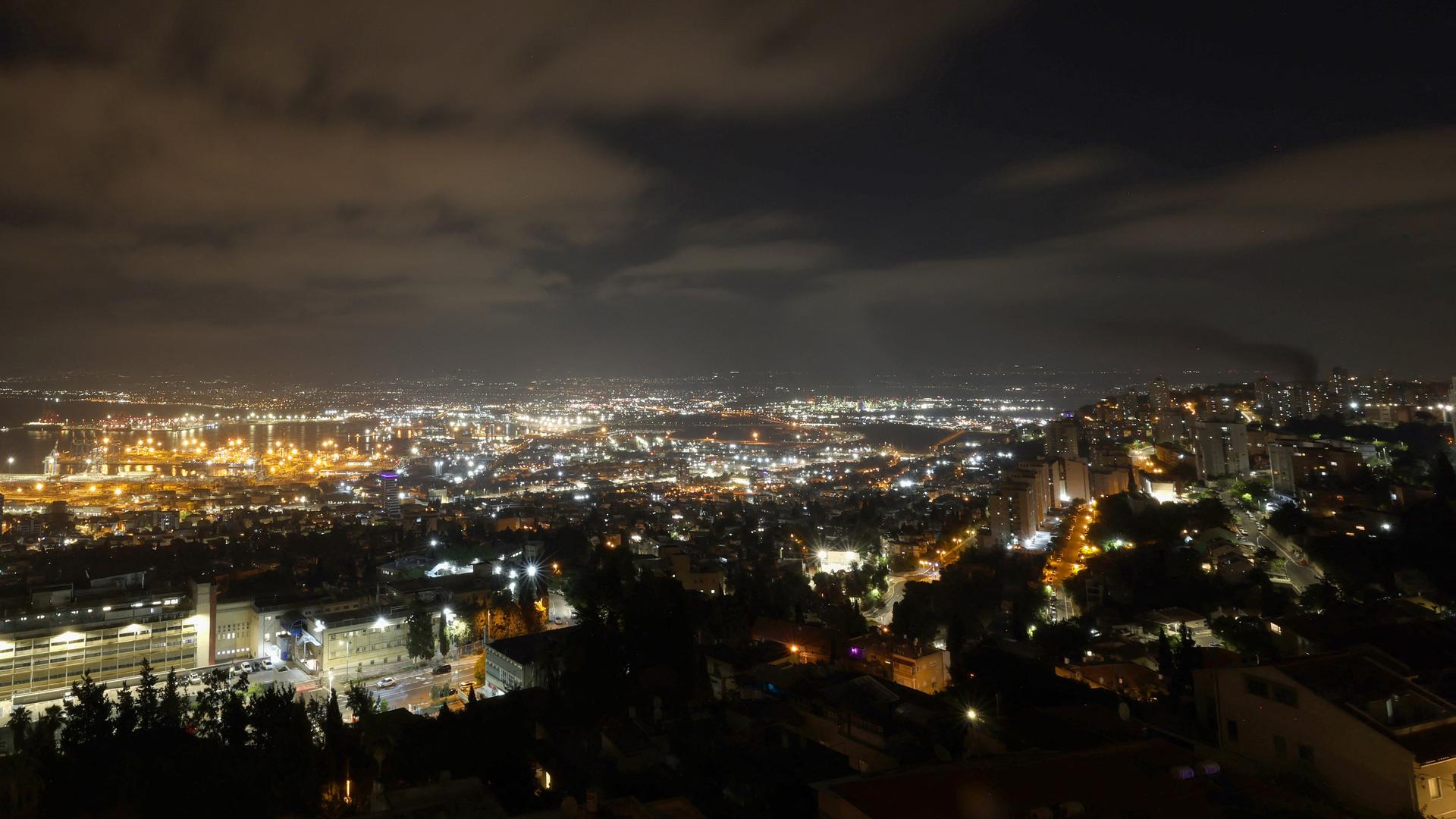 Nach einem neuen iranischen Raketenangriff am 15. Juni 2025 steigt Rauch aus einem Gebäude in der israelischen Stadt Haifa auf. Nach einem neuen iranischen Raketenangriff am 15. Juni 2025 steigt Rauch aus einem Gebäude in der israelischen Stadt Haifa auf.