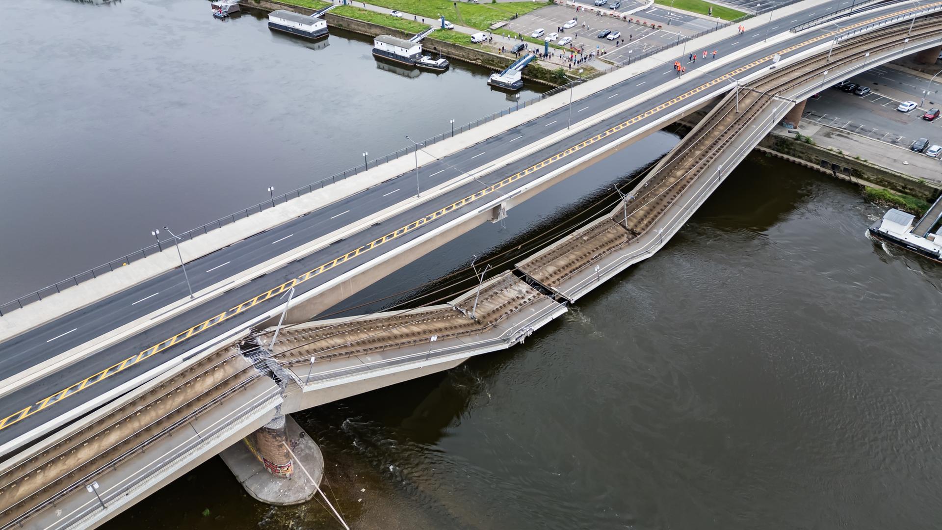 Dresden: Teile der Carolabrücke über der Elbe sind eingestürzt. (Luftaufnahme mit Drohne) 