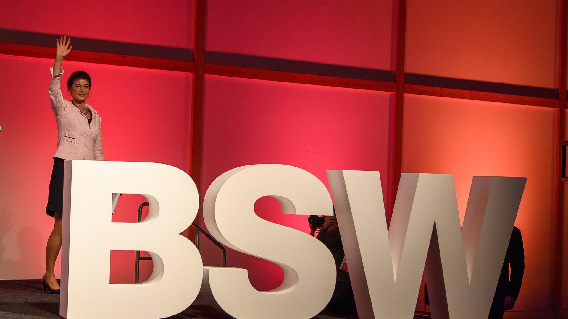 Sahra Wagenknecht steht auf der Bühne vor den Großbuchstaben BSW und winkt. Sahra Wagenknecht steht auf der Bühne vor den Großbuchstaben BSW und winkt.