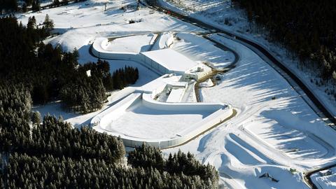 Luftaufnahme des Skitunnels in Oberhof, Thüringen im Winter.