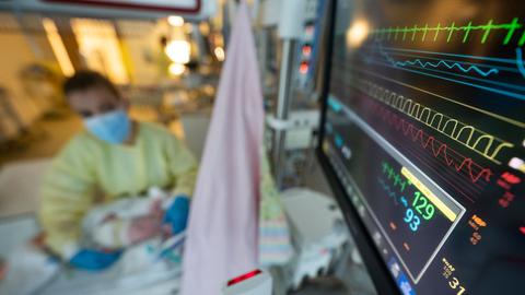 Eine Intensivpflegerin versorgt auf der Kinder-Intensivstation des Olgahospitals des Klinkums Stuttgart einen am Respiratorischen Synzytial-Virus (RS-Virus oder RSV) erkrankten Patienten, der beatmet wird.