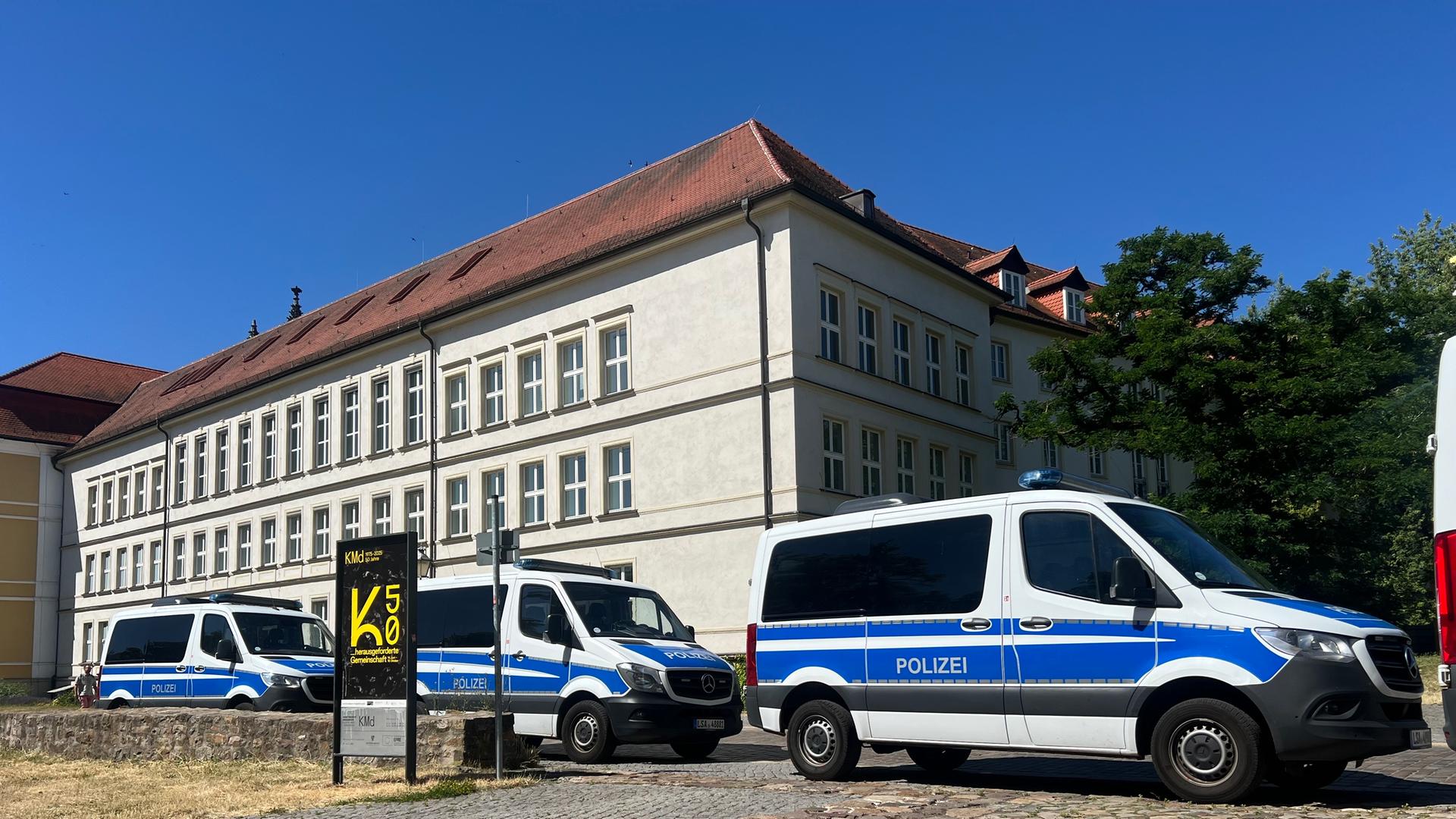 Mehrere Polizeiautos stehen vor dem Landtagsgebäude. Mehrere Polizeiautos stehen vor dem Landtagsgebäude.