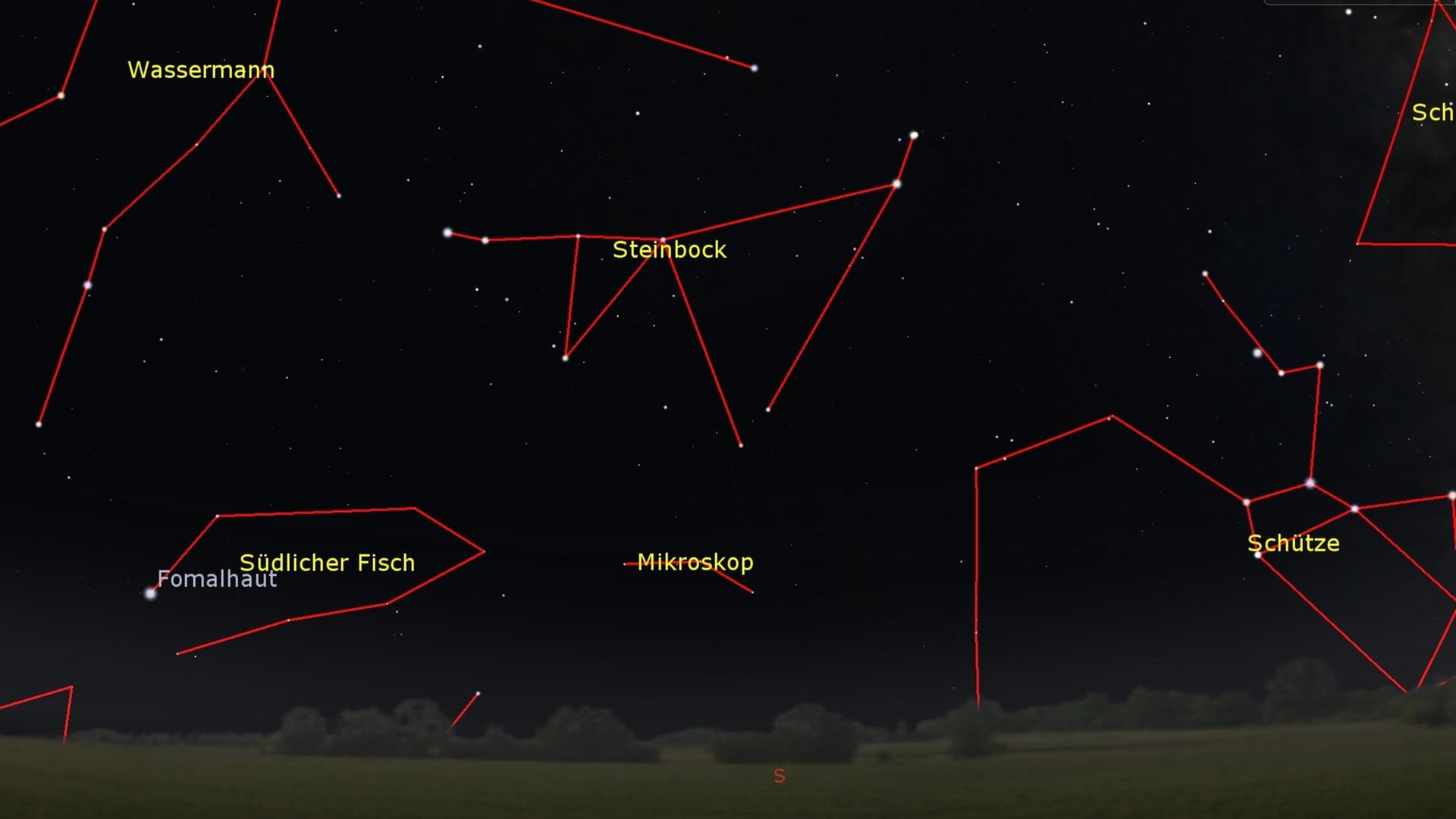 Der Sternenhimmel gegen Mitternacht mit dem Sternbild Mikroskop.