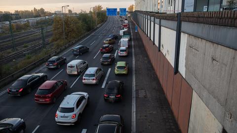 Auf der Autobahn 100 in Berlin stauen sich die Autos - ausgelöst durch eine Straßenblockade der Klimaaktivisten von "Die letzte Generation". 