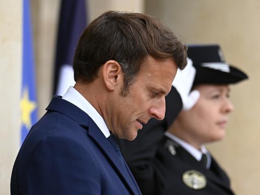 Das Bild zeigt Emmanuel Macron von der Seite am 3. Juni 2022