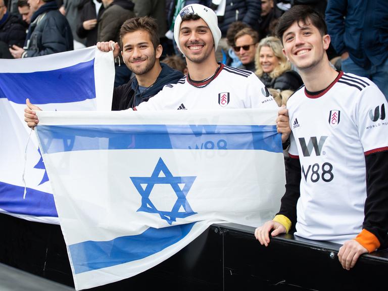 Fans des FC Fulham mit Israel-Flagge im Stadion bei einem Spiel der englischen Premier League