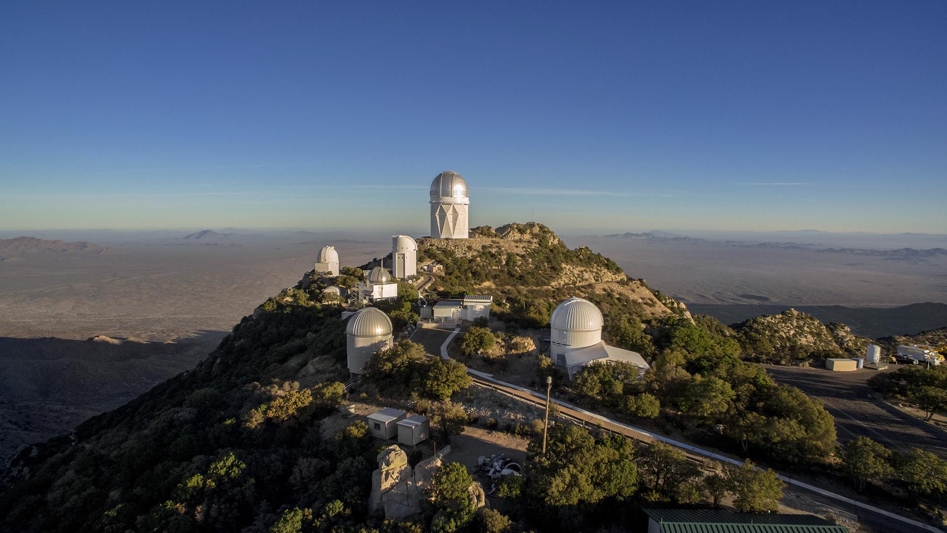 Teleskop-Kuppeln auf dem Kitt Peak im Süden Arizonas Teleskop-Kuppeln auf dem Kitt Peak im Süden Arizonas