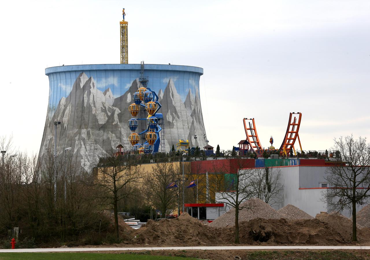 Im Freizeitpark "Wunderland Kalkar" steht ein künstlerisch verzierter Kühlturm eines ehemaligen Atomkraftwerks. Auf dem Gelände befinden sich ein Riesenrad und weitere Attraktionen. 