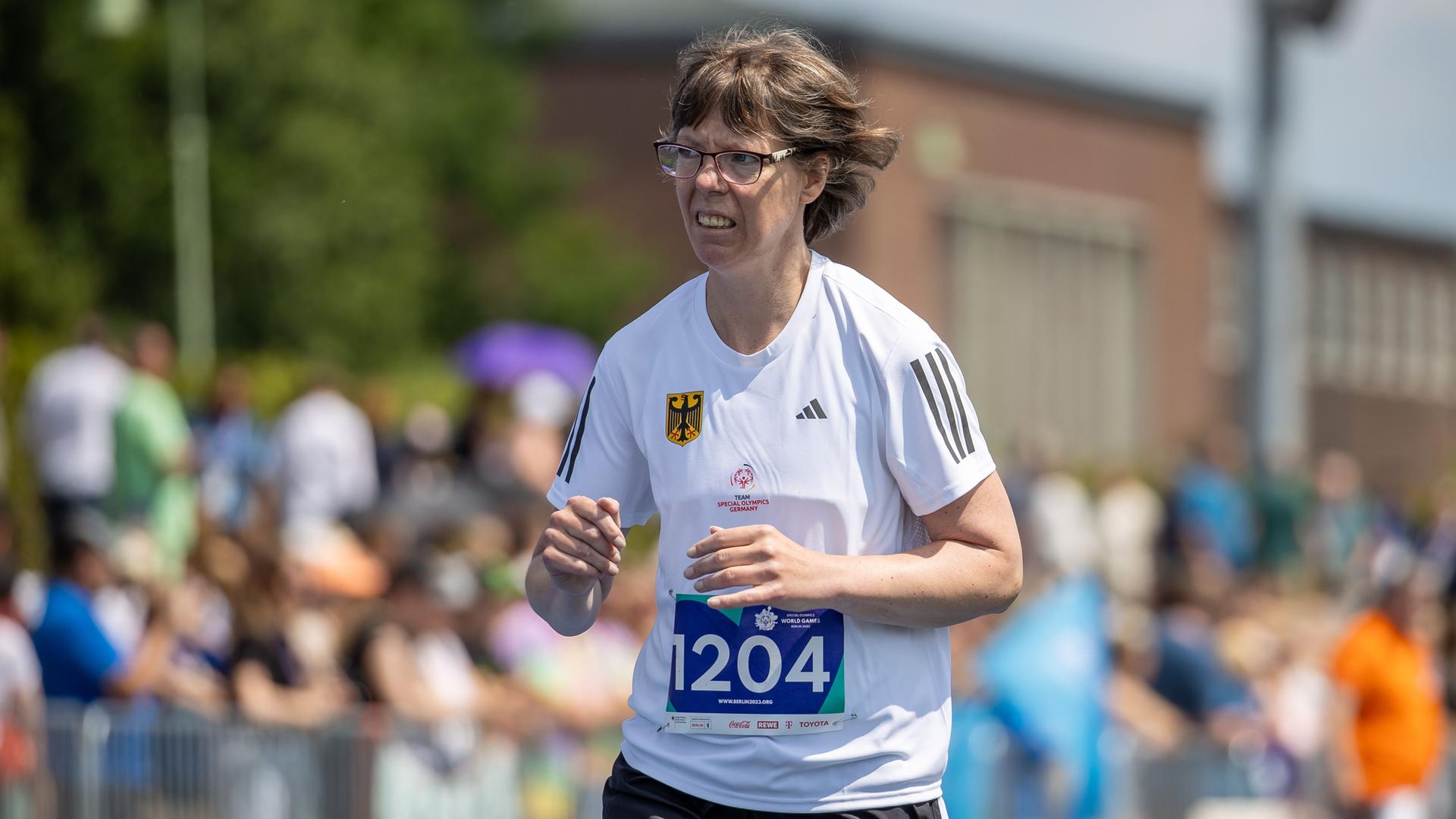 Berlin: Behindertensport: Special Olympics, World Games, Leichtathletik, 1500 m, Frauen, Level C, Halbfinale, Hanns-Braun-Stadion. Annika Meissner aus Hessen läuft auf der Bahn.