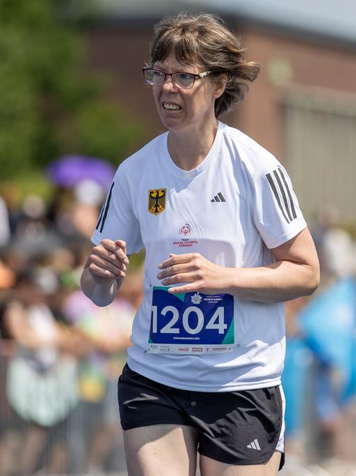 Berlin: Behindertensport: Special Olympics, World Games, Leichtathletik, 1500 m, Frauen, Level C, Halbfinale, Hanns-Braun-Stadion. Annika Meissner aus Hessen läuft auf der Bahn.
