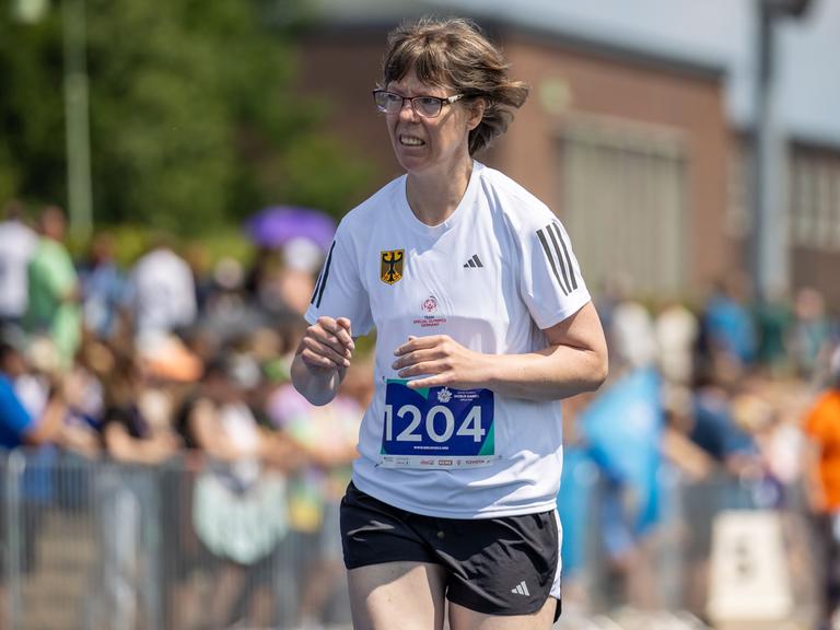 Berlin: Behindertensport: Special Olympics, World Games, Leichtathletik, 1500 m, Frauen, Level C, Halbfinale, Hanns-Braun-Stadion. Annika Meissner aus Hessen läuft auf der Bahn.