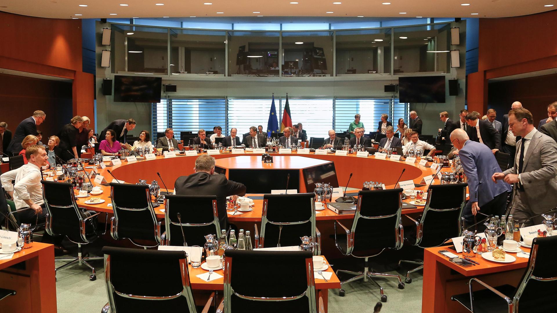 Blick in den Saal zu Beginn der Sitzung, in der Mitte Bundeskanzler Friedrich Merz (CDU) neben seinen Ministern, links im Vordergrund Michael Kretschmer (CDU), Ministerpräsident von Sachsen