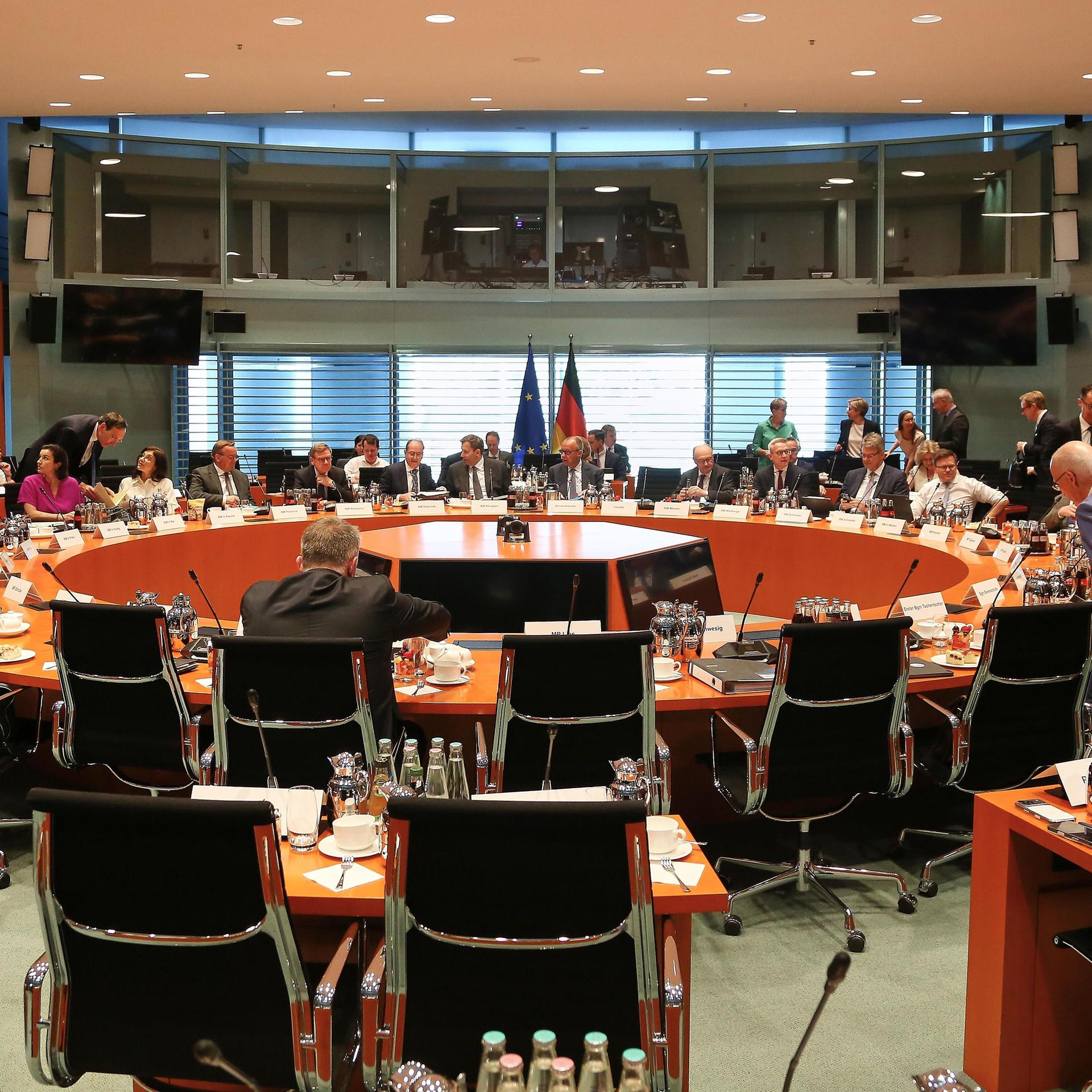 Blick in den Saal zu Beginn der Sitzung, in der Mitte Bundeskanzler Friedrich Merz (CDU) neben seinen Ministern, links im Vordergrund Michael Kretschmer (CDU), Ministerpräsident von Sachsen