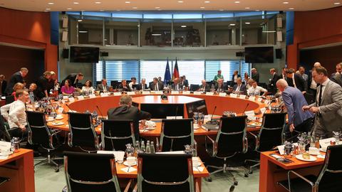 Blick in den Saal zu Beginn der Sitzung, in der Mitte Bundeskanzler Friedrich Merz (CDU) neben seinen Ministern, links im Vordergrund Michael Kretschmer (CDU), Ministerpräsident von Sachsen