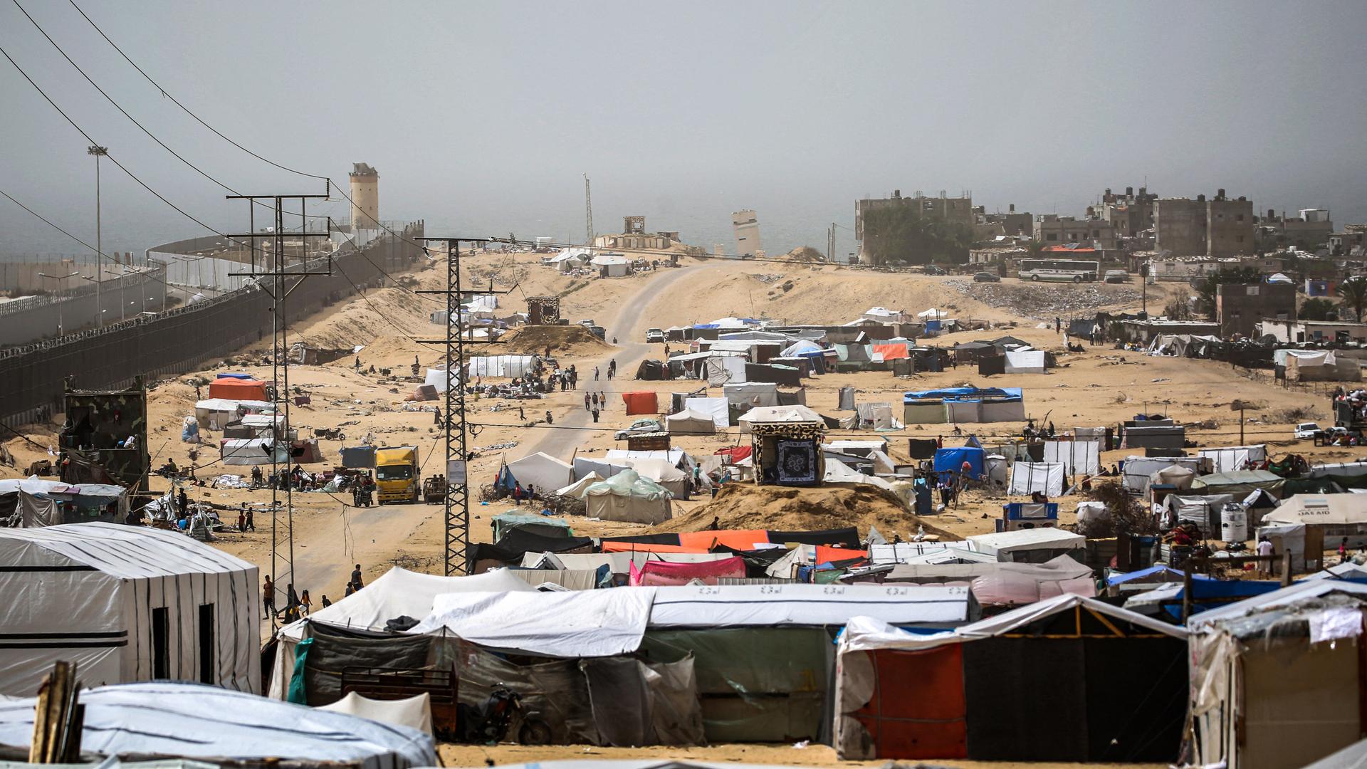 Zeltstätten von Schutz suchenden Palästinensern in Rafah im südlichen Gazastreifen