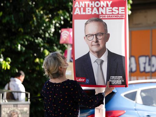 Eine ehrenamtliche Mitarbeiterin ersetzt Wahlkampfplakate des australischen Premierministers Anthony Albanese mit neuen Plakaten in seinem Wahlkreis in Sydney am 2. Mai 2025 vor den für den 3. Mai angesetzten Parlamentswahlen.
