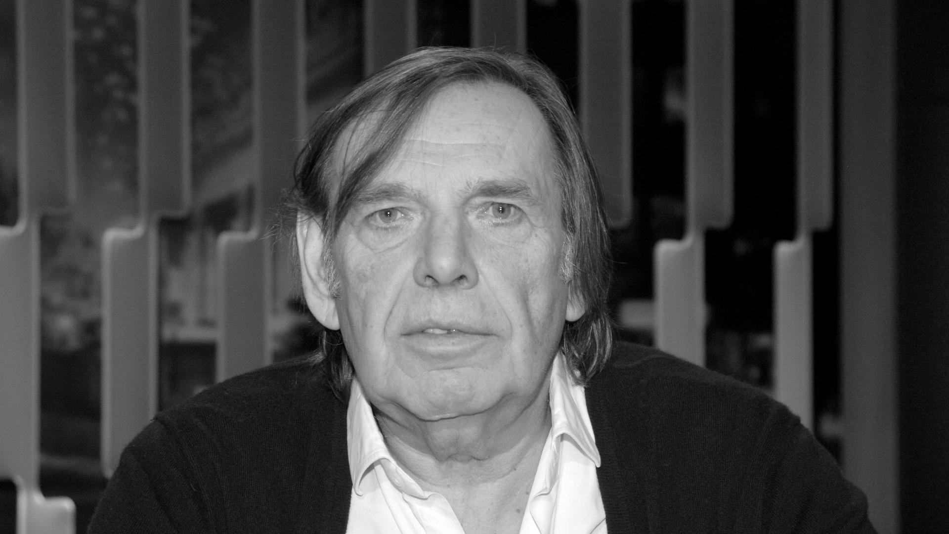 Franz Josef Wagner in einem Schwarzweiß-Porträt