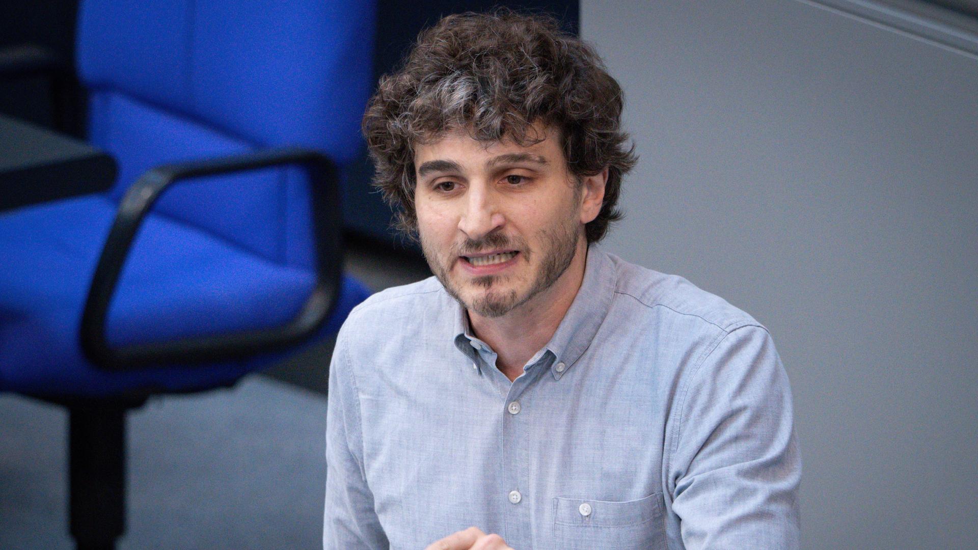 Ates Gürpinar von der Partei Die Linke im Portrait bei seiner Rede im Deutschen Bundestag. Ates Gürpinar von der Partei Die Linke im Portrait bei seiner Rede im Deutschen Bundestag.