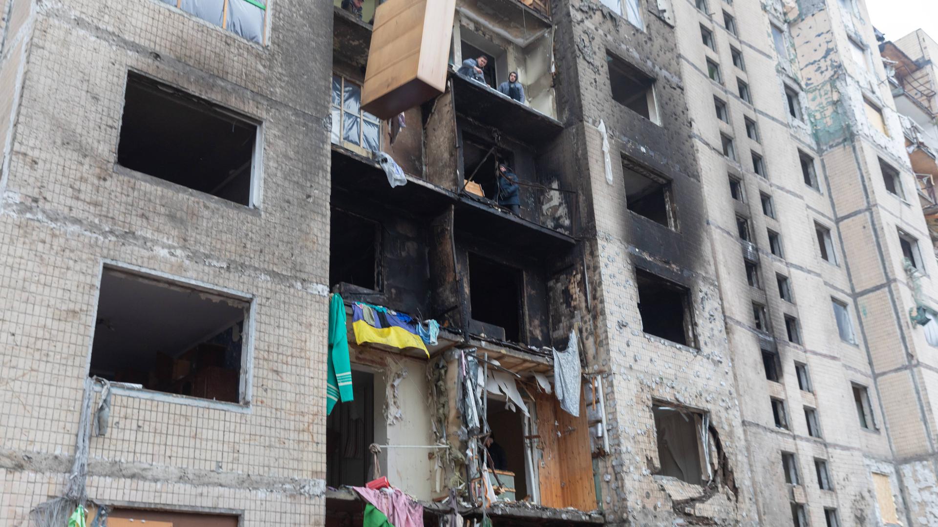 Die durch russische Angriffe zerstörte Fassade eines Wohnhauses in Kiew