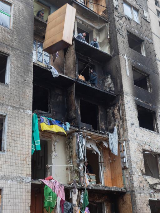 Die durch russische Angriffe zerstörte Fassade eines Wohnhauses in Kiew
