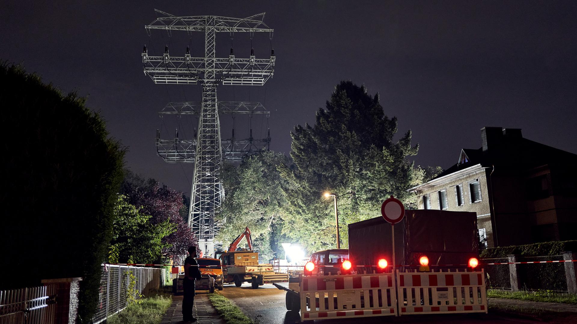 Reparaturarbeiten werden an einem beschädigten Berliner Strommast durchgeführt. Wegen eines Brandanschlags kam es im Südwesten der Hauptstadt zu einem großflächigen Stromausfall. Reparaturarbeiten werden an einem beschädigten Berliner Strommast durchgeführt. Wegen eines Brandanschlags kam es im Südwesten der Hauptstadt zu einem großflächigen Stromausfall.