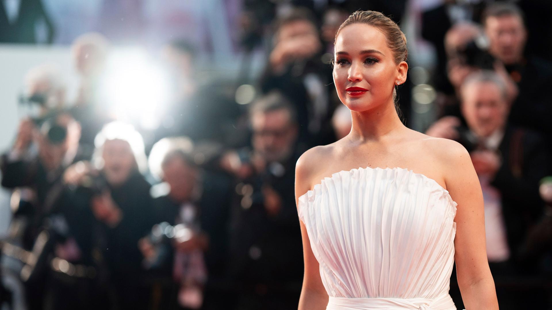 Jennifer Lawrence posiert in einem glamourösen Kleid in Cannes auf dem roten Teppich vor Fotografen Jennifer Lawrence posiert in einem glamourösen Kleid in Cannes auf dem roten Teppich vor Fotografen