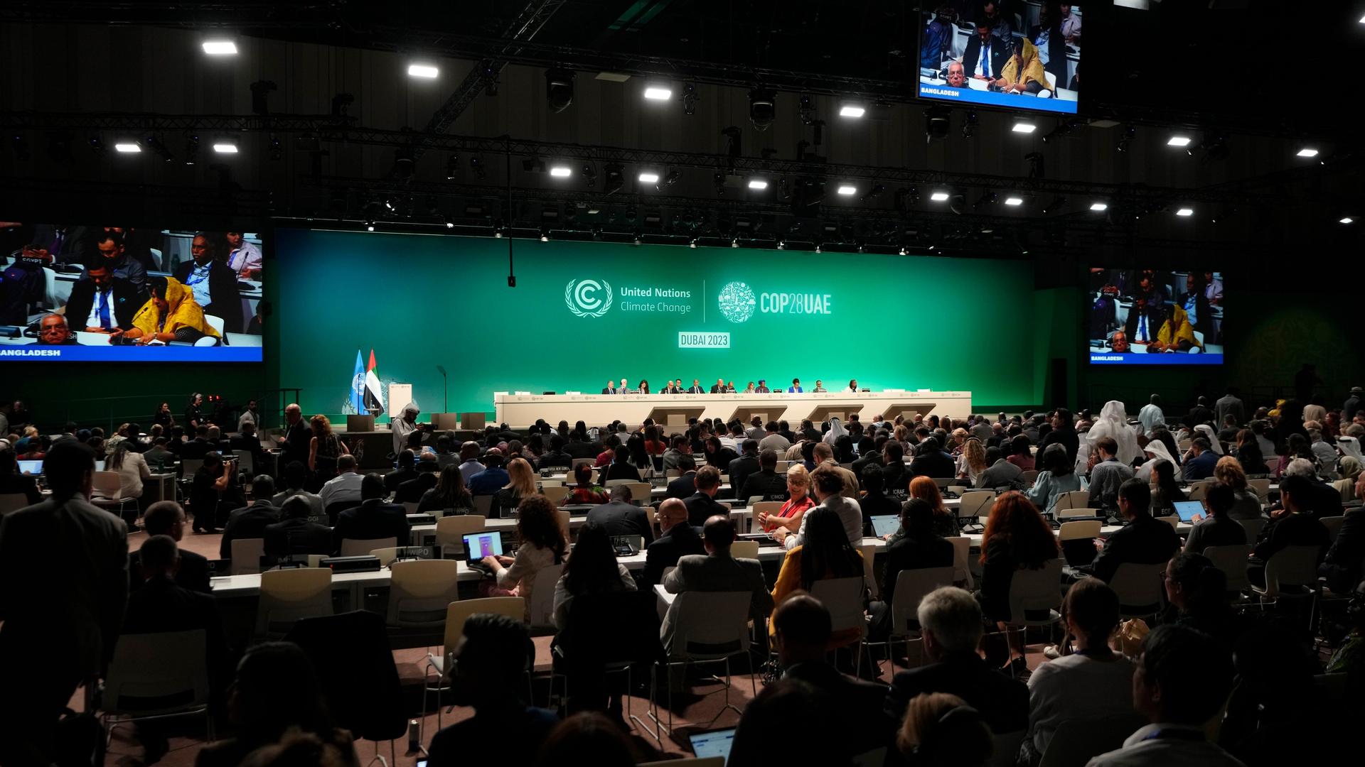 Blick in den vollbesetzten Saal der Welt-Klima-Konferenz in Dubai.