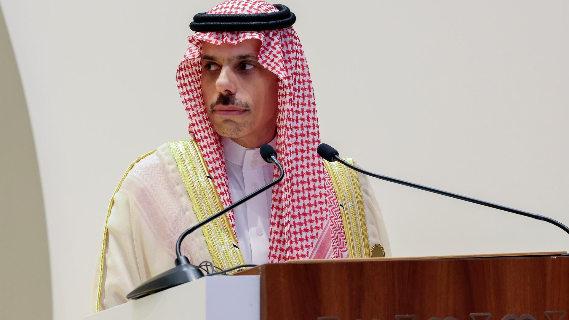 Der saudische Außenminister bin Farhan steht an einem Rednerpult.