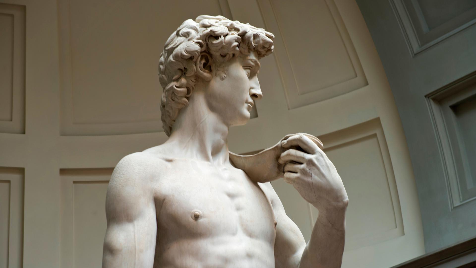 Nahaufnahme der "David"-Statue von Michelangelo in der Accademia di Belle Arti in Florenz, Italien