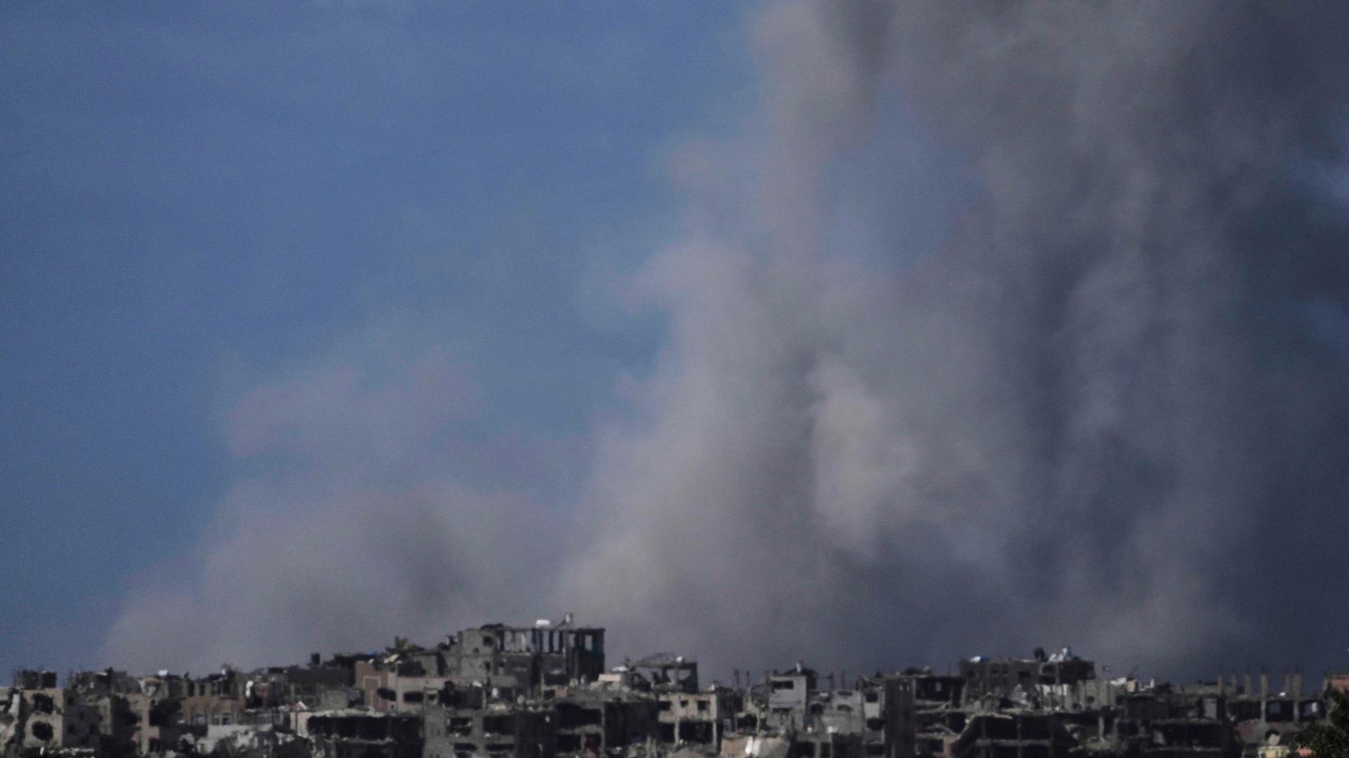 Rauch steigt nach einer israelischen Bombardierung im Gazastreifen auf, vom Süden Israels aus gesehen. 