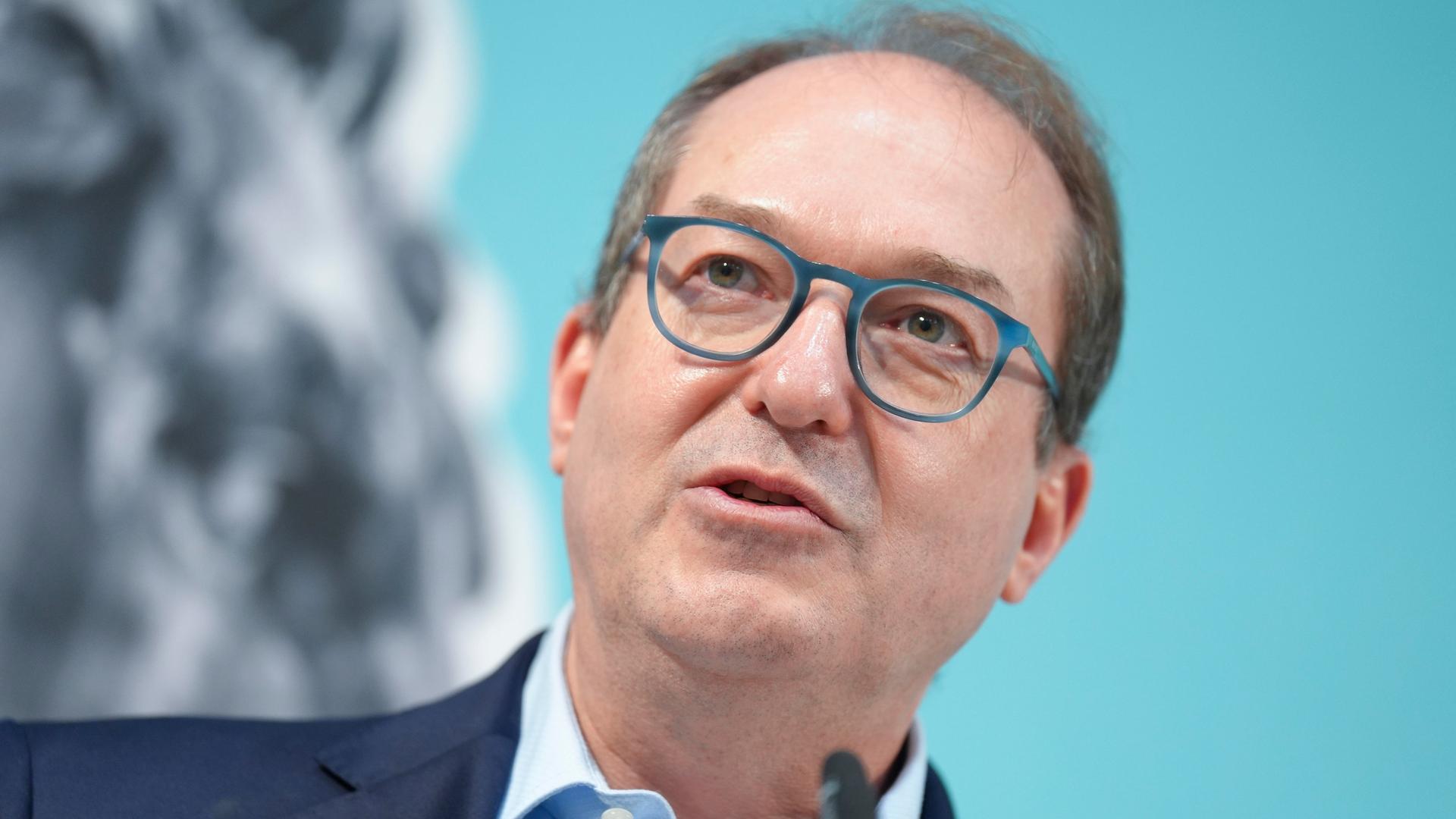 Alexander Dobrindt im Portrait bei einer Pressekonferenz der CSU Landesgruppe in der bayrischen Landesvertretung, Berlin, 25.02.2025