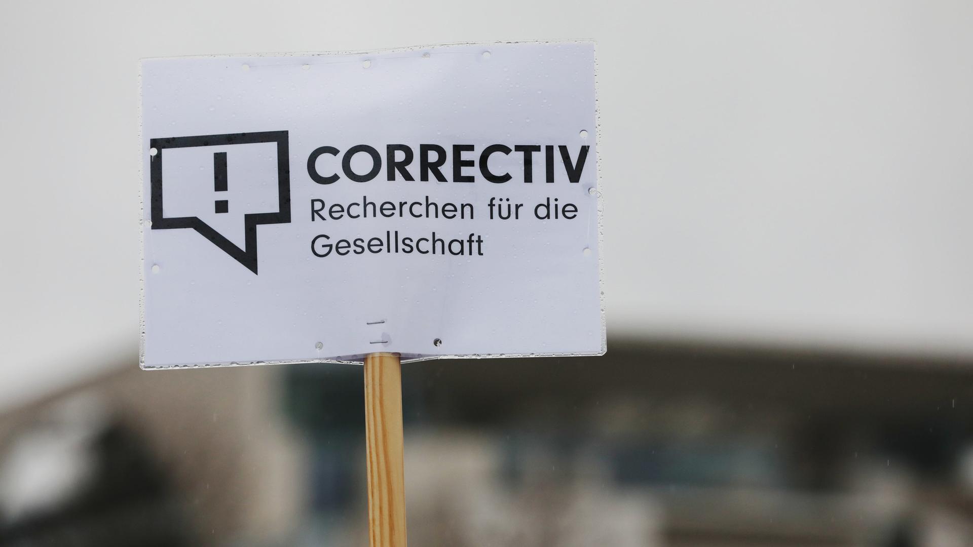 Schild mit "Correctiv"-Logo auf einer Demonstration gegen Rechtsextremismus.