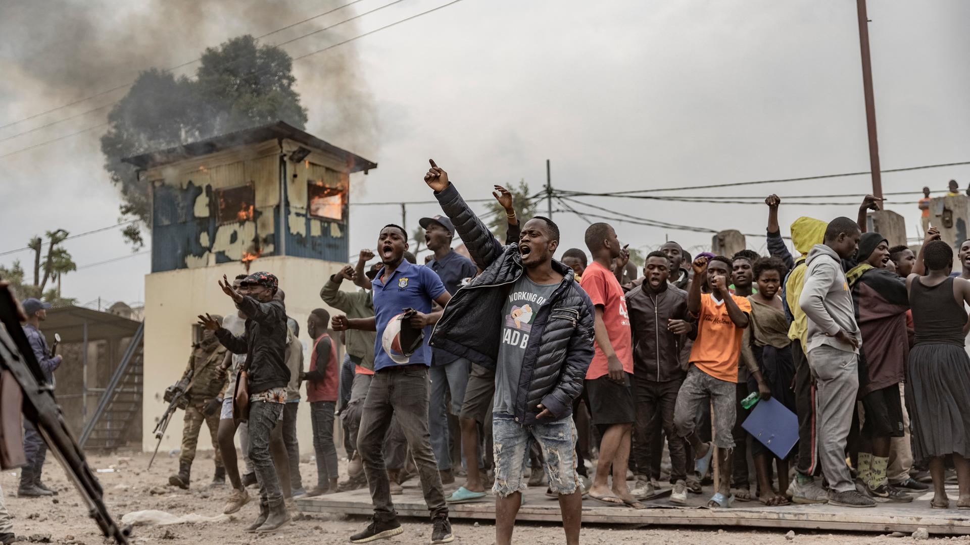 Aufgebrachte Menschen bei Straßenprotesten im Osten der Demokratischen Republik Kongo gegen die Soldaten der UNO-Friedensmission MONUSCO im Juli 2022
