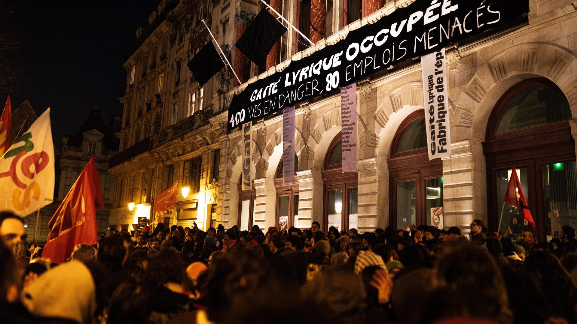 Hunderte Demonstranten stehen vor dem Gaite Lyrique Theater in Paris. Hunderte Demonstranten stehen vor dem Gaite Lyrique Theater in Paris.
