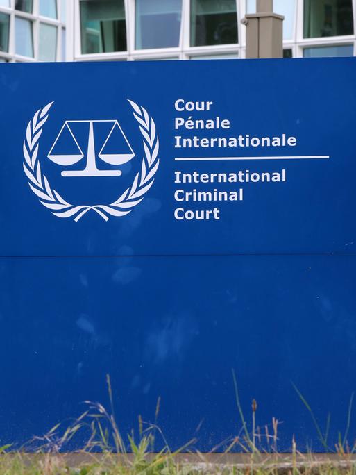 Schild mit Aufschrift International Criminal Court vor dem Dienstgebäude des Internationalen Strafgerichtshof (IStGH) in den Haag
