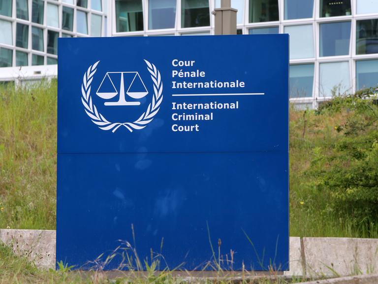 Schild mit Aufschrift International Criminal Court vor dem Dienstgebäude des Internationalen Strafgerichtshof (IStGH) in den Haag
