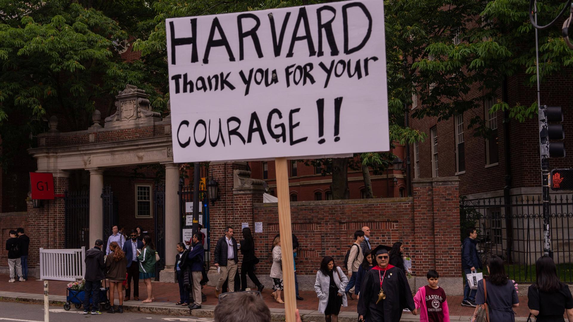 Eine Demonstration vor einem Harvard-Gebäude. Ein Schild mit der Aufschrift "Harvard, Thank you for your courage!".