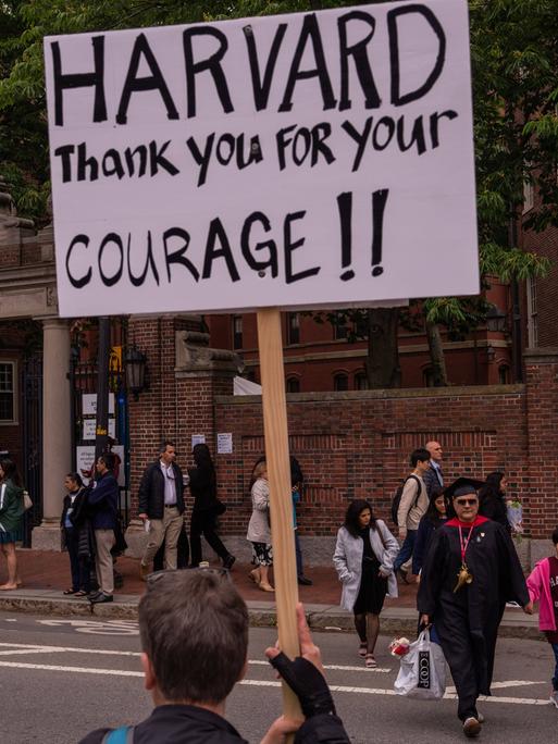 Eine Demonstration vor einem Harvard-Gebäude. Ein Schild mit der Aufschrift "Harvard, Thank you for your courage!".
