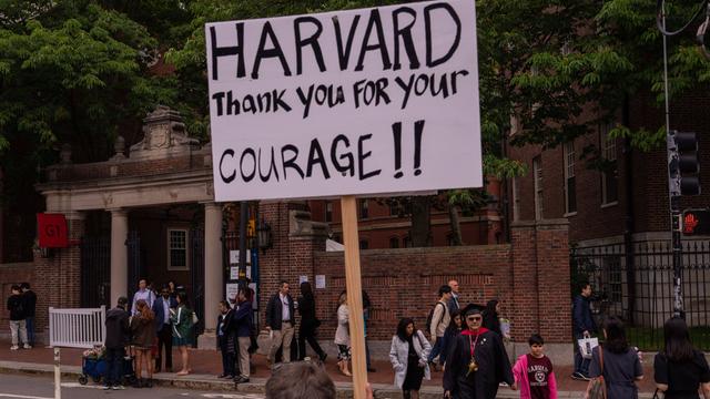 Eine Demonstration vor einem Harvard-Gebäude. Ein Schild mit der Aufschrift "Harvard, Thank you for your courage!".