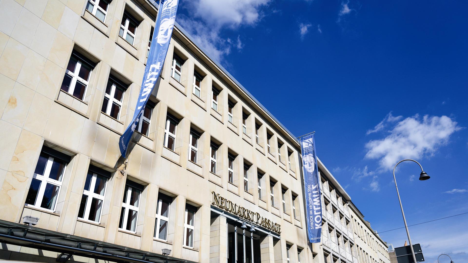 Fassade des Einkaufszentrums Neumarkt Passage mit dem Käthe-Kollwitz-Museum in der Kölner Innenstadt. Fassade des Einkaufszentrums Neumarkt Passage mit dem Käthe-Kollwitz-Museum in der Kölner Innenstadt.