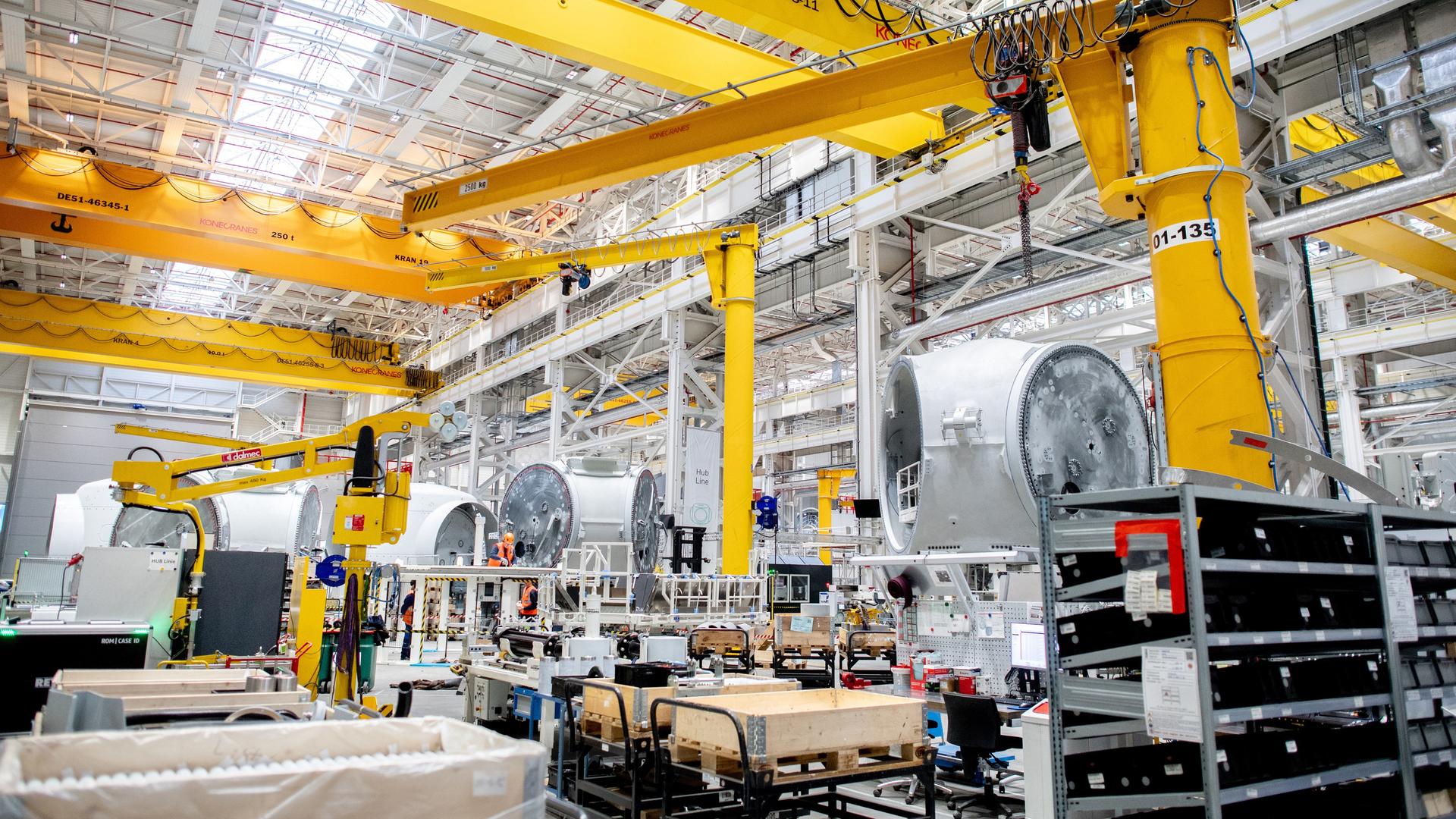 Turbinen für Windkraftanlagen stehen während der Montage in einer Fertigungshalle von Siemens Gamesa.