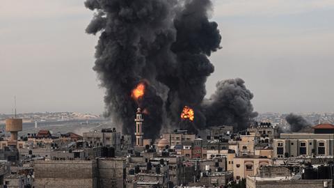 Rauch steigt nach einem israelischen Angriff über der Stadt Rafah auf.
