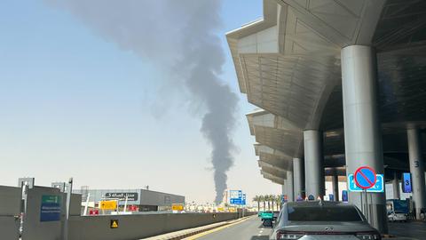Rauch steigt nahe dem Flughafen von Riad auf. 