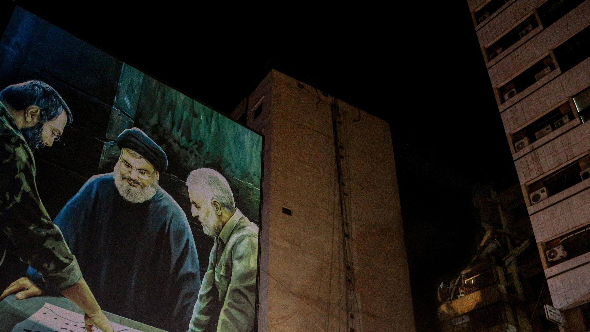 Billboard im Süden Beiruts zeigt proiranischen Hisbollah-Chef Hassan Nasrallah (mittig) neben dem ermordeten iranischen Kommandeur der Al-Quds-Brigade Qasem Soleimani (rechts) und dem ermordeten Hisbollah-Top-Kommandeur Imad Mughniyeh.