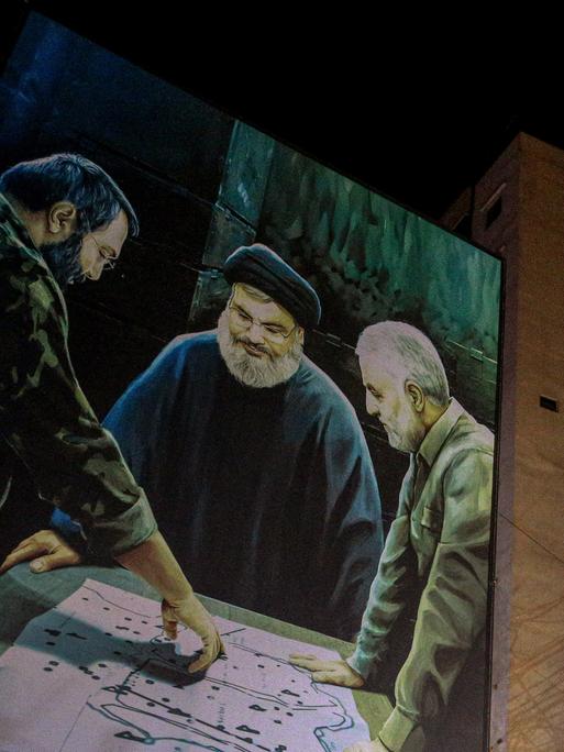 Billboard im Süden Beiruts zeigt proiranischen Hisbollah-Chef Hassan Nasrallah (mittig) neben dem ermordeten iranischen Kommandeur der Al-Quds-Brigade Qasem Soleimani (rechts) und dem ermordeten Hisbollah-Top-Kommandeur Imad Mughniyeh.