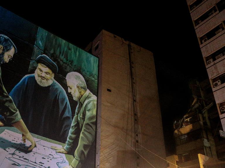 Billboard im Süden Beiruts zeigt proiranischen Hisbollah-Chef Hassan Nasrallah (mittig) neben dem ermordeten iranischen Kommandeur der Al-Quds-Brigade Qasem Soleimani (rechts) und dem ermordeten Hisbollah-Top-Kommandeur Imad Mughniyeh.