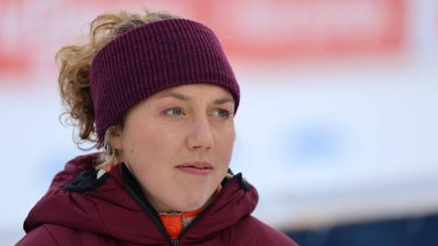 Laura Dahlmeier im Porträt, sie trägt ein rotes Stirnband.